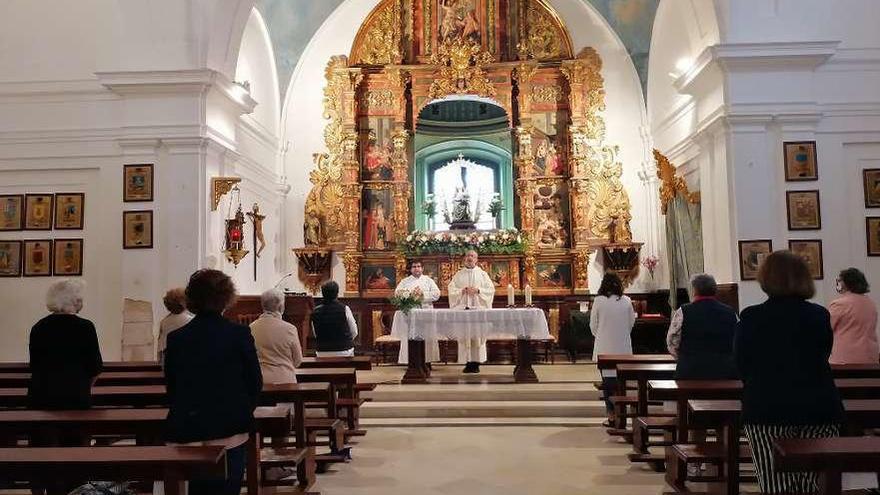 Feligreses participan en la eucaristía oficiada en la ayer en la ermita de la Virgen del Canto.