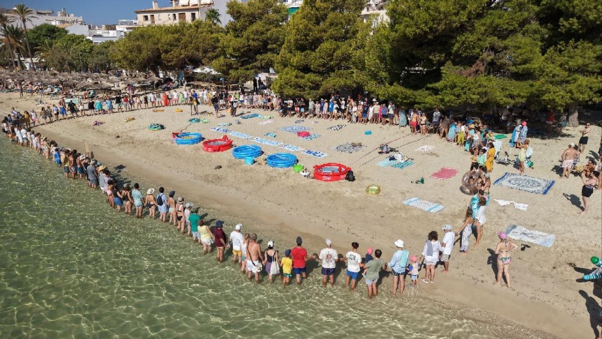 Cadena humana para reivindicar volver a nadar en las aguas 'pollencines'.