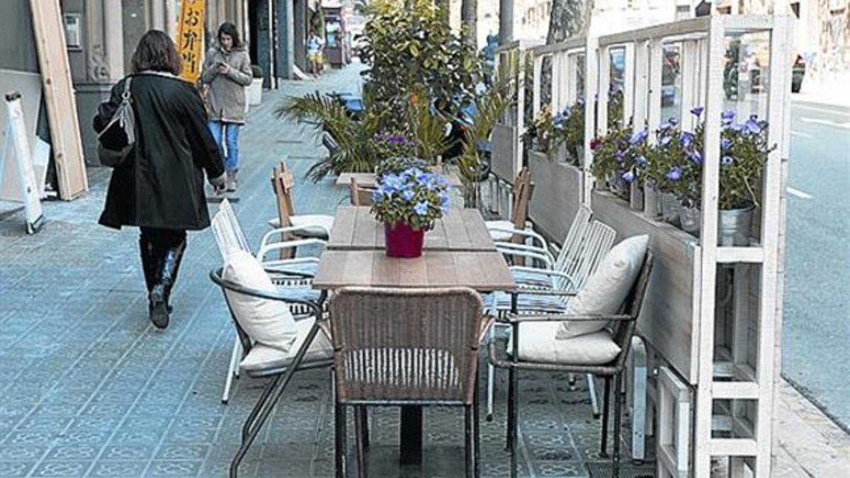 LA CAMARGALa coqueta terraza ha tenido que eliminar bancos,toldos y jardineras laterales, entre otras piezas.