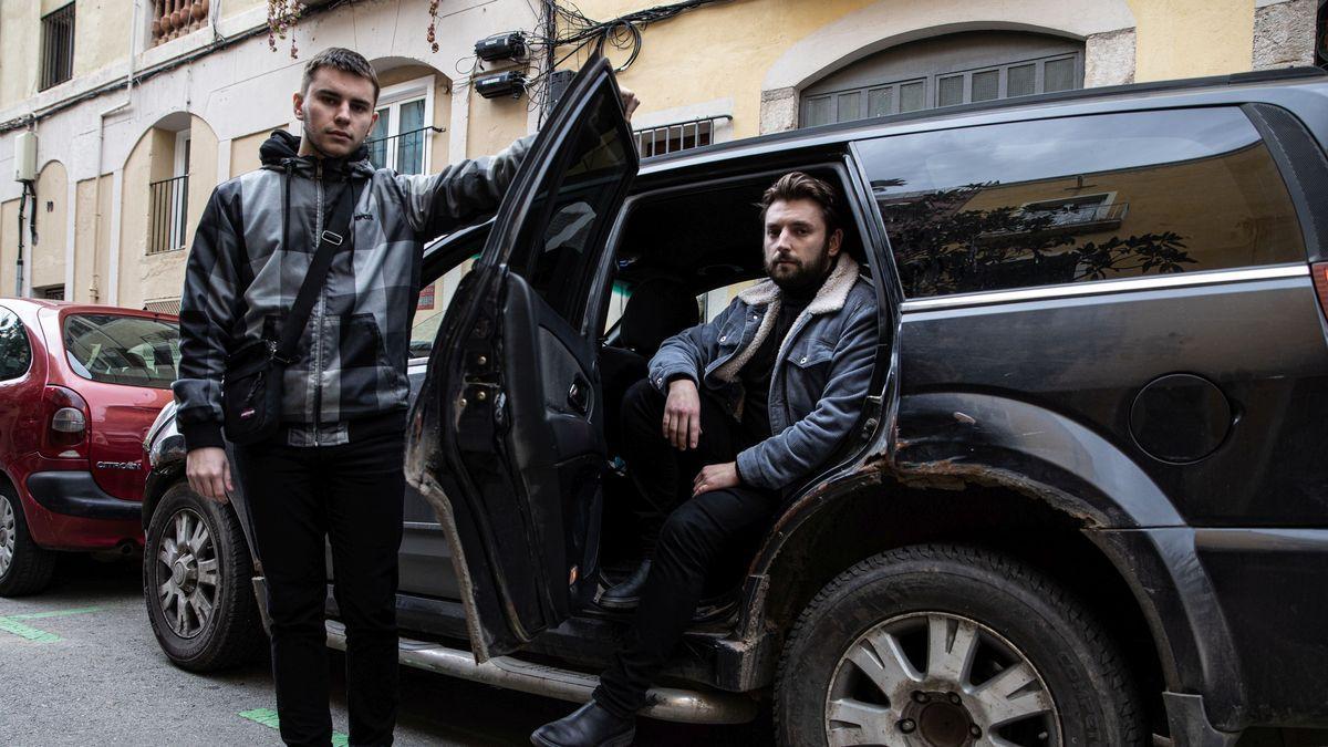 Maksym y Mykyta Kolesnykov, dos hermanos ucranianos, en el coche con el cual han logrado huir de la guerra junto a sus padres, este lunes en Barcelona.