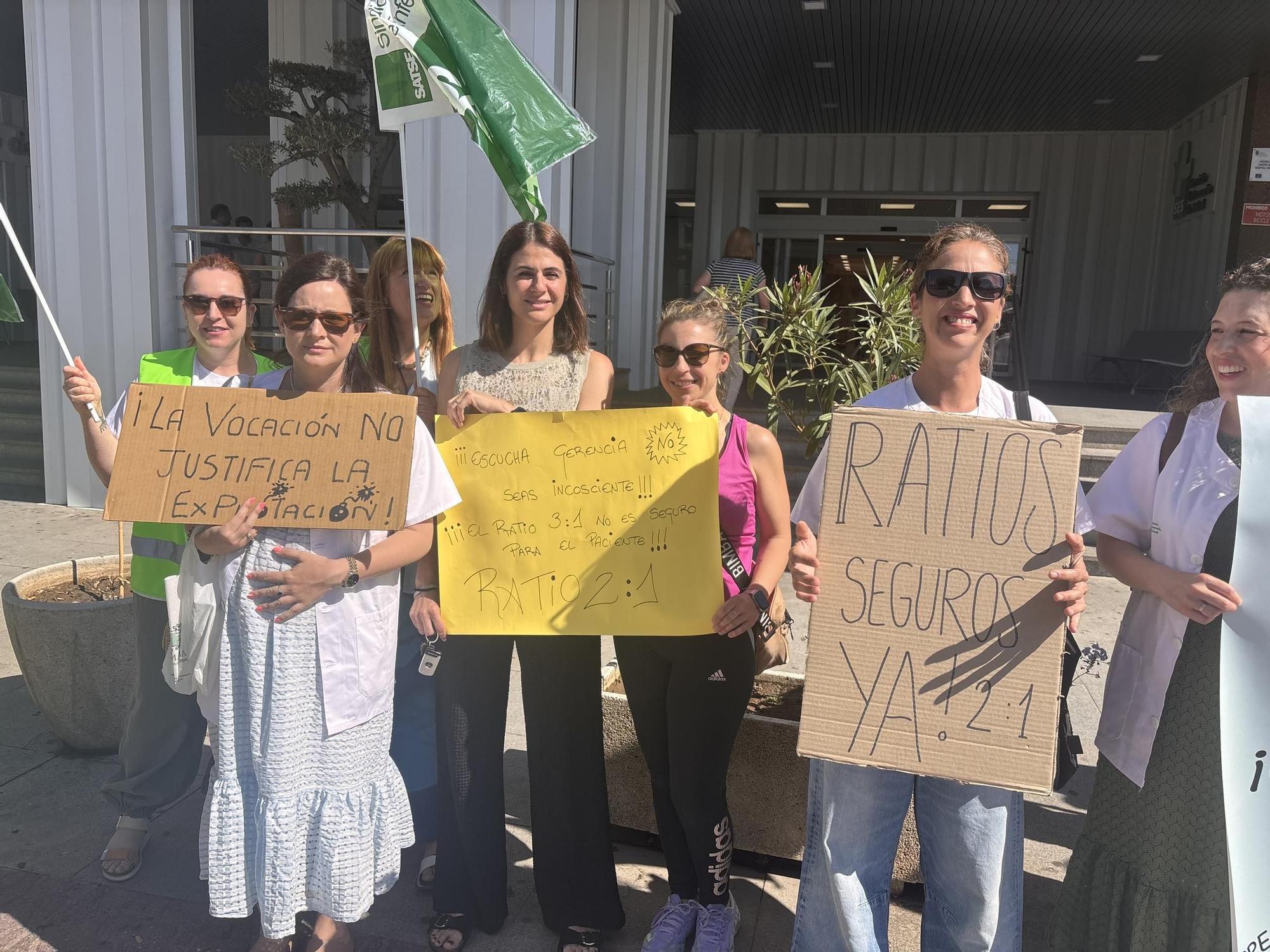 Profesionales de la UCI del Hospital Universitario de Badajoz durante la concentración celebrada este Miércoles para reclamar más personal y mejores ratios asistenciales.