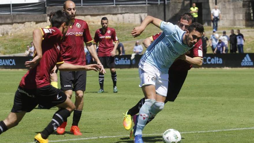 Borja Iglesias disputa un balón con un rival.