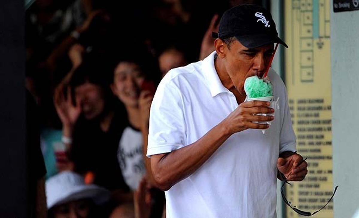 El president dels Estats Units, Barack Obama, és fotografiat mentre pren un gelat a Kailua (Hawaii), durant els últims dies de les vacances que el mandatari disfruta amb la seva família i amics abans de tornar a Washington.