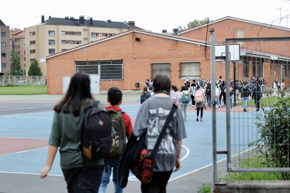 Alumnos entrando al IES Mata Jove.