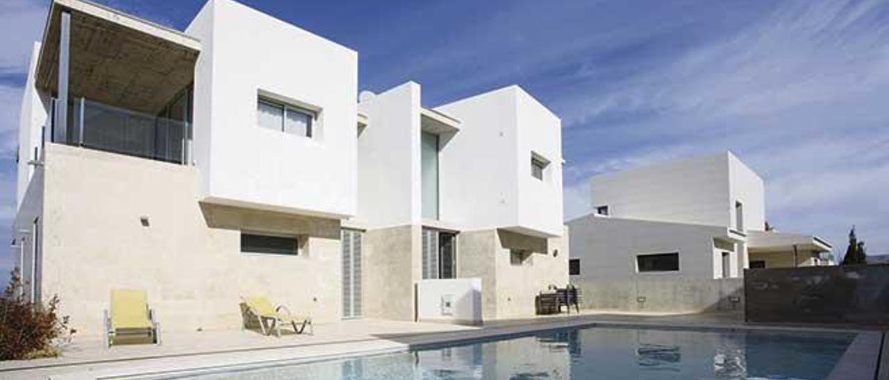 La piscina, que cuenta con solárium, es el lugar ideal para pasar los calurosos días del verano.