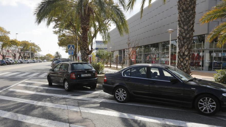 Un aluvión de quejas lleva a la Policía Local a multar a los vehículos mal aparcados en el Parque Empresarial