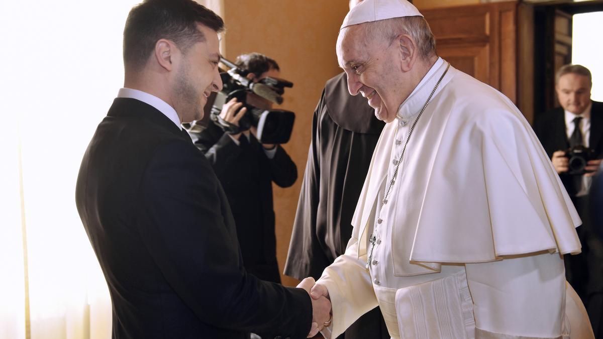 El presidente ucraniano, Volodomir Zelenski, saluda al Papa Francisco, en una iamgen de archivo.