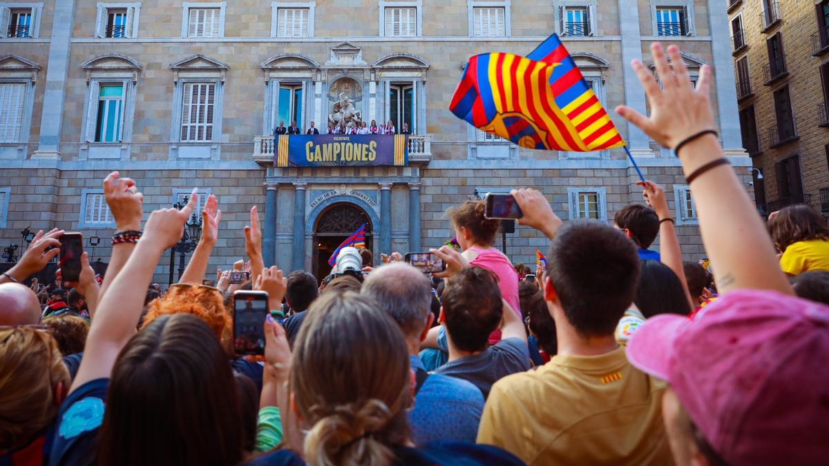 El Barça femenino celebra su ’Champions’ en la plaça Sant Jaume