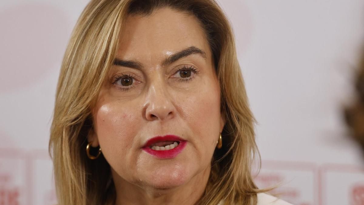 La portavoz socialista en la Asamblea, Carmina Fernández, durante una rueda de prensa este viernes en la Cámara.