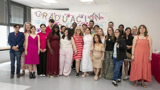 El alumnado y el profesorado, en el acto de entrega de diplomas. | EL PERIÓDICO