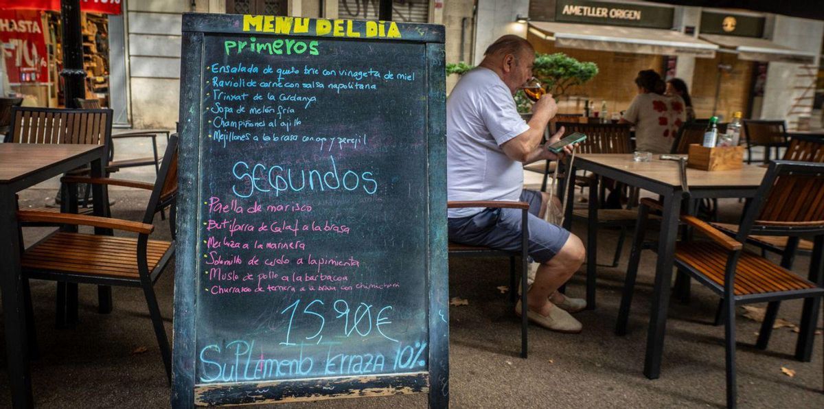 La meitat dels empleats dels bars de BCN no parlen català