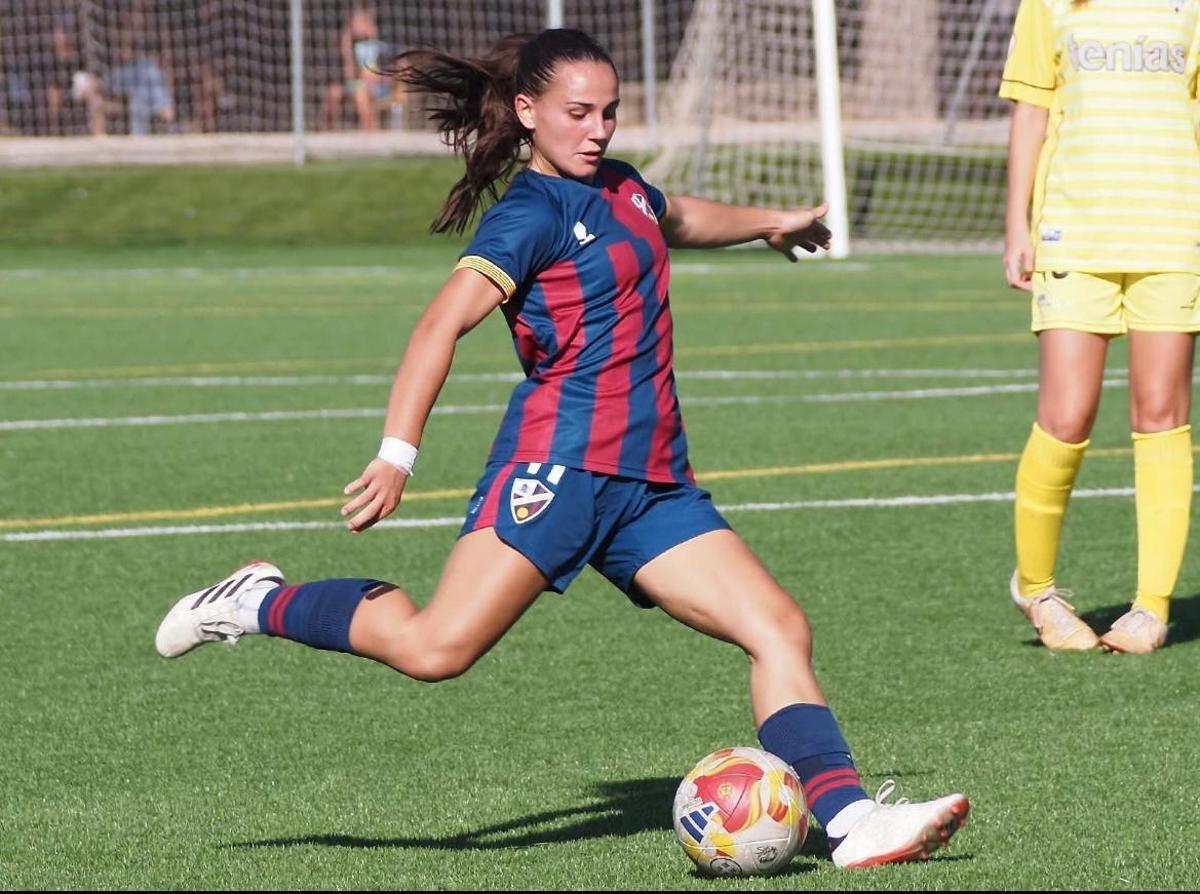 Martina Alastuey golpea un balón en largo durante un partido esta temporada.