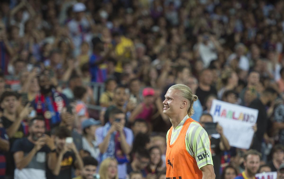 Haaland aclamado en el Camp Nou durante su calentamiento en el partido en favor de la lucha contra la ELA entre el FC Barcelona y el Manchester City.  