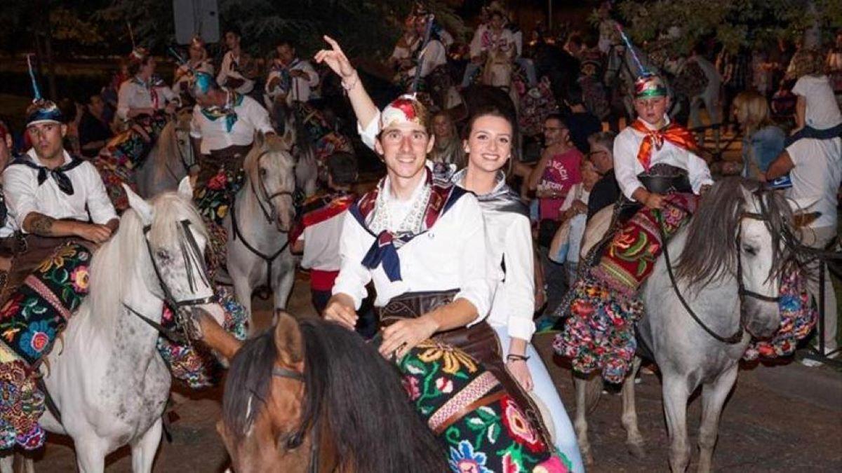 Los jinetes vestidos con las ropas típicas de la fiesta, al igual que los caballos.