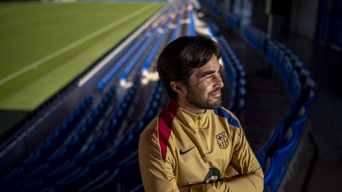 Pere Romeu, entrenador del FC Barcelona femenino, fotografiado en las gradas del estadio Johan Cruyff.