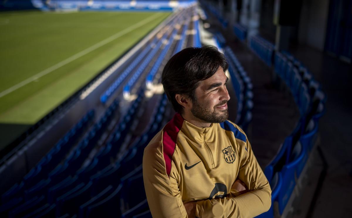 Pere Romeu, entrenador del FC Barcelona femenino, fotografiado en las gradas del estadio Johan Cruyff.
