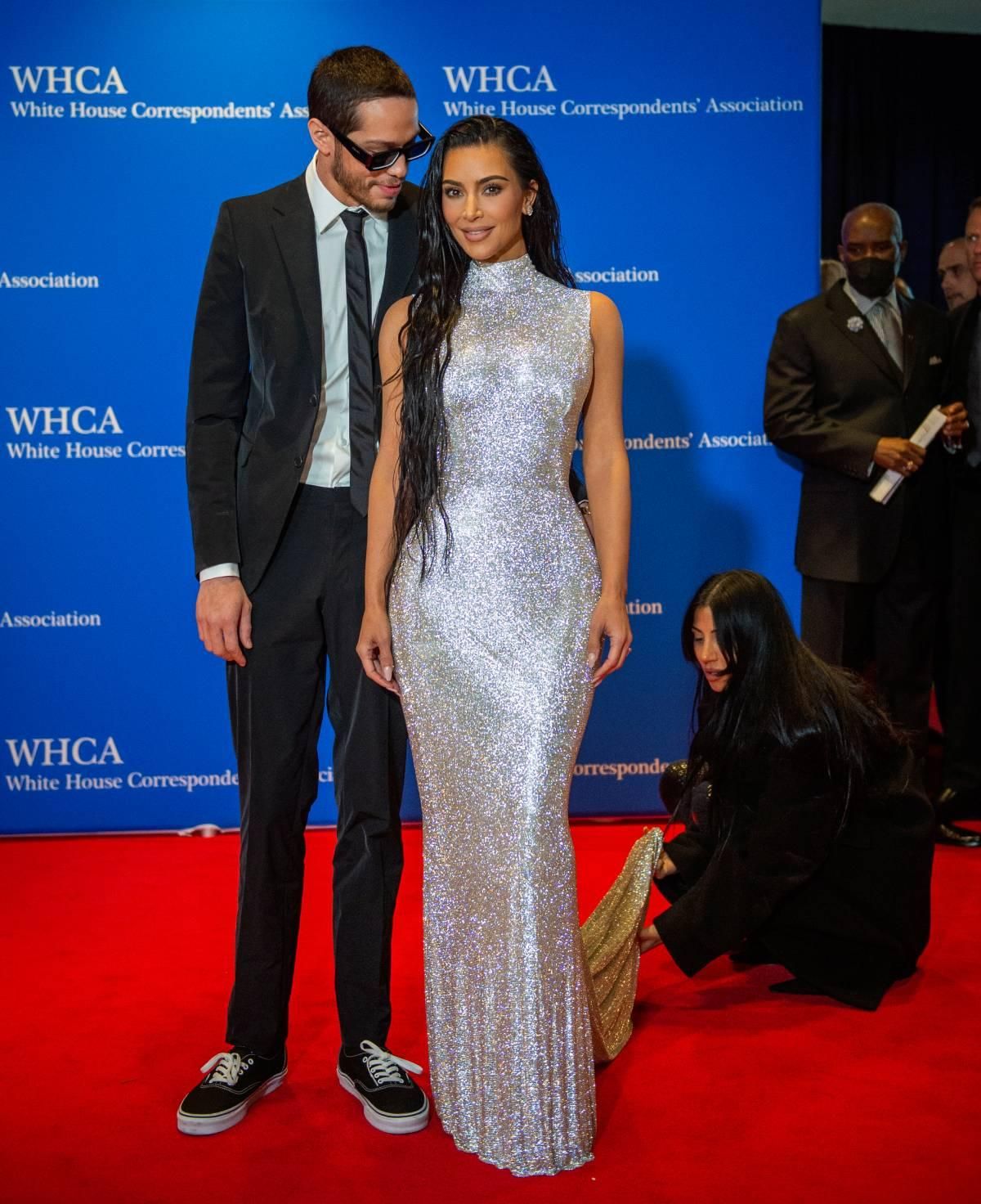 Pete Davidson y Kim Kardashian en su primer posado sobre una alfombra roja