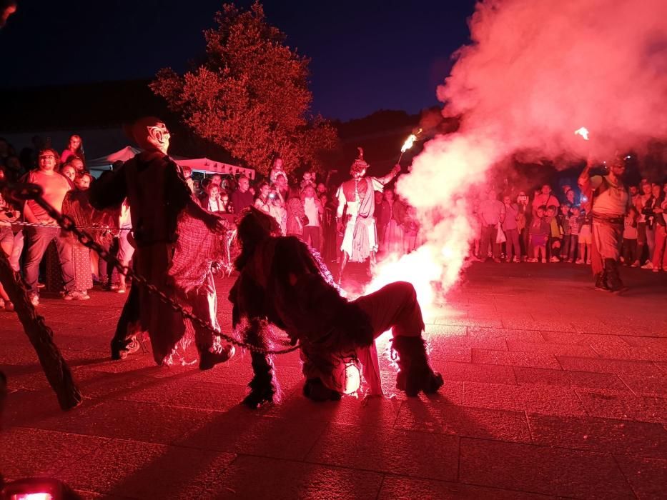 Moaña viaja a la Edad Media: justas con caballos y fuego por las calles. // Santos Álvarez