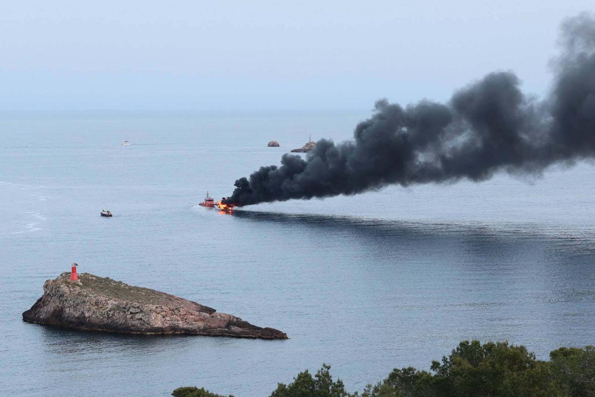 Incendio de una lancha cerca de s'Illa Negra en Ibiza