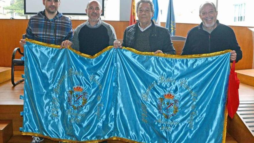 Marcos Torres, Xoán Chillón, Camilo Nores y Javier Fernández, con las dos banderas. // Gonzalo Núñez