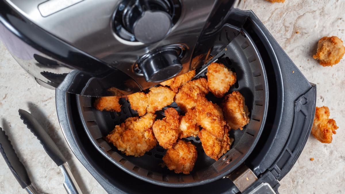 ¿Realmente es más sano cocinar con la freidora de aire? Una experta responde a la pregunta.