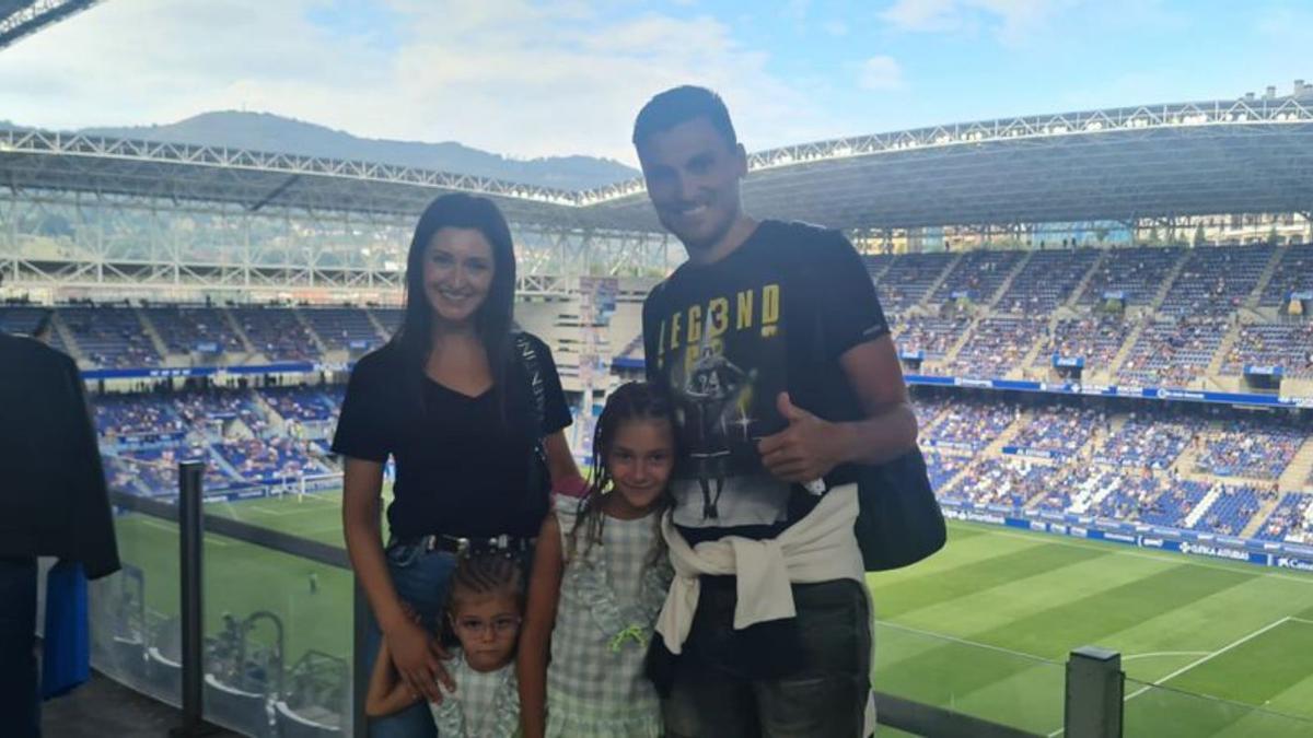 JONATHAN VILA, CON SU MUJER, SANDRA COTOVAD, Y SUS HIJAS CHLOE Y ALMA.