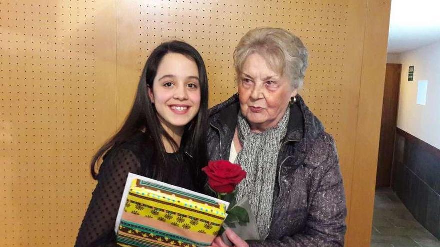 La joven cambadesa Lucía Boullosa, junto a Saleta Goi. // Cedida