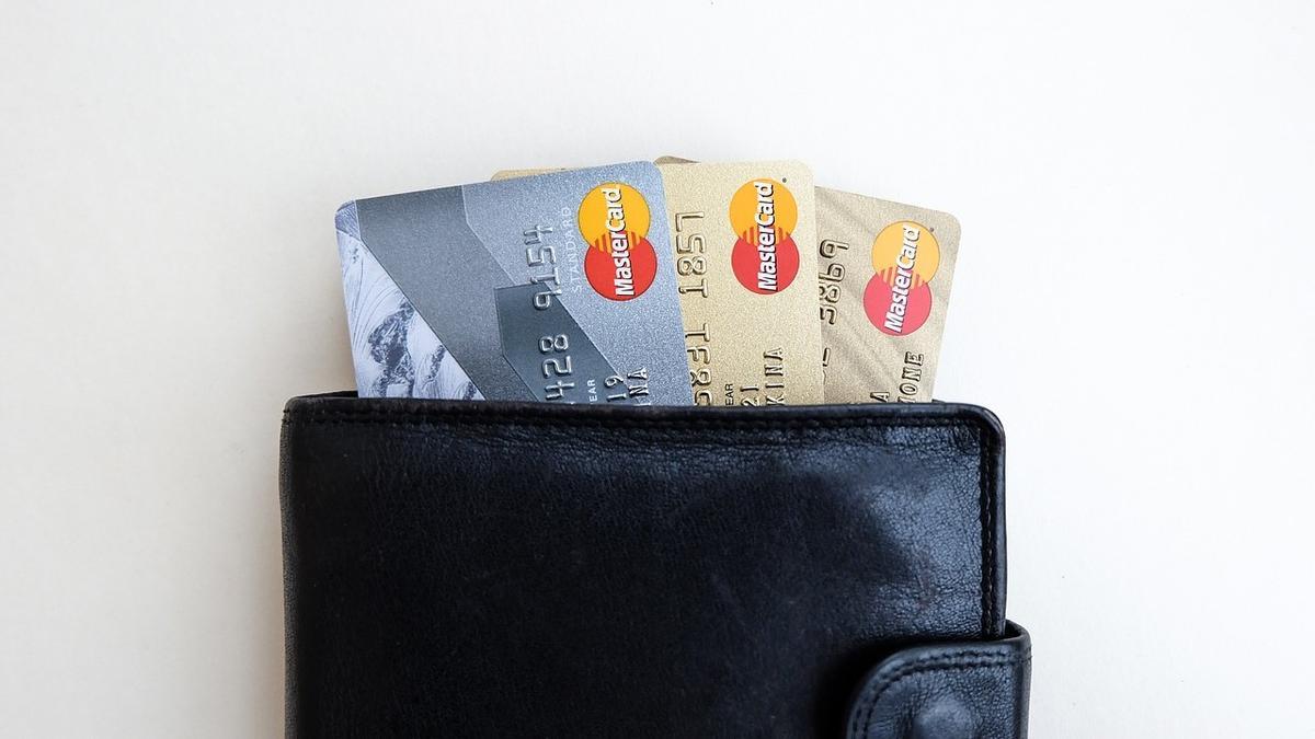 Tarjetas de débito y de crédito de MasterCard en una cartera