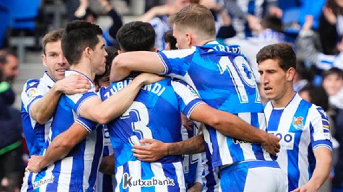 Los jugadores de la Real Sociedad celebran un gol