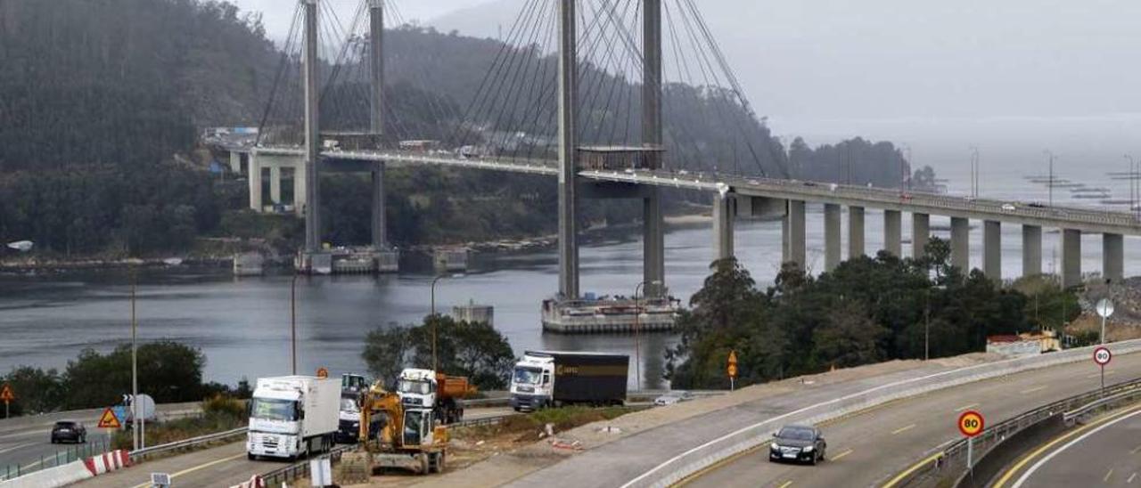 Estado, ayer, de las obras de ampliación de la autopista AP-9 en el acceso al puente de Rande. // R. Grobas