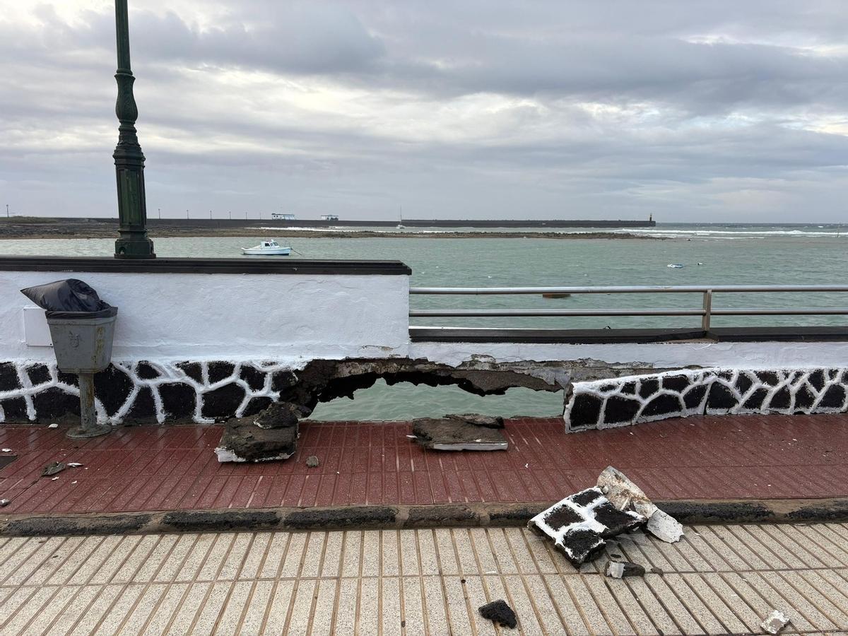 El temporal de mar por la borrasca Therese causa destrozos en Arrecife