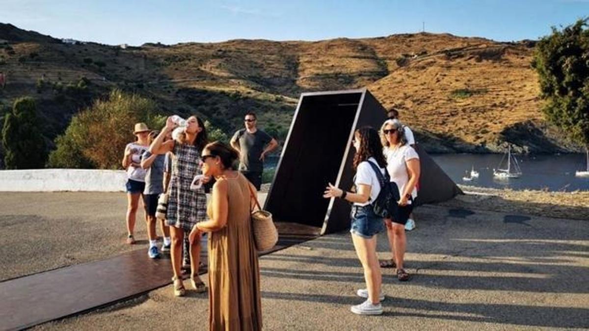 Turistes visitant espais de memòria, a Portbou