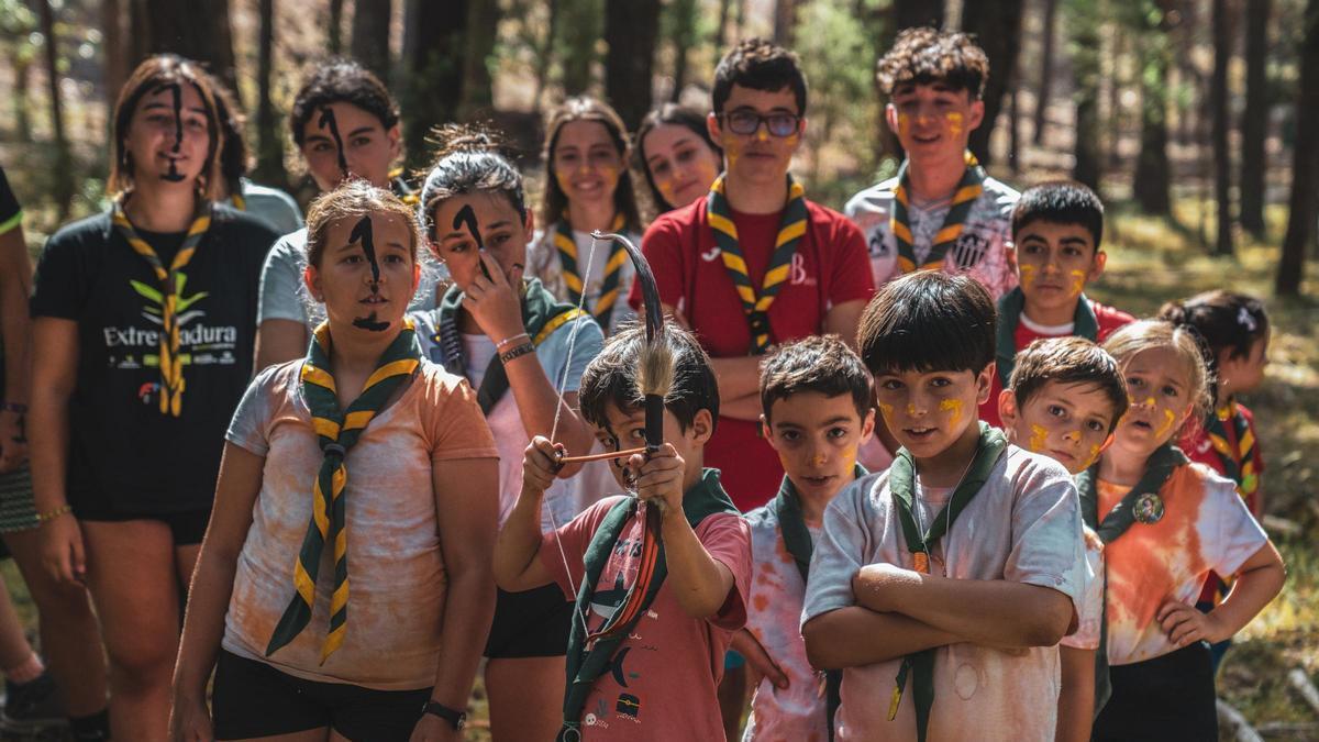 Un grupo de niños en un campamento Scout.