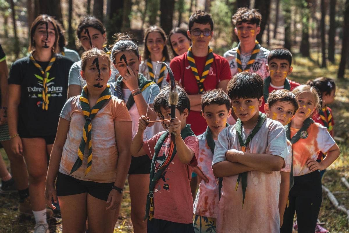 Un grupo de niños en un campamento Scout.