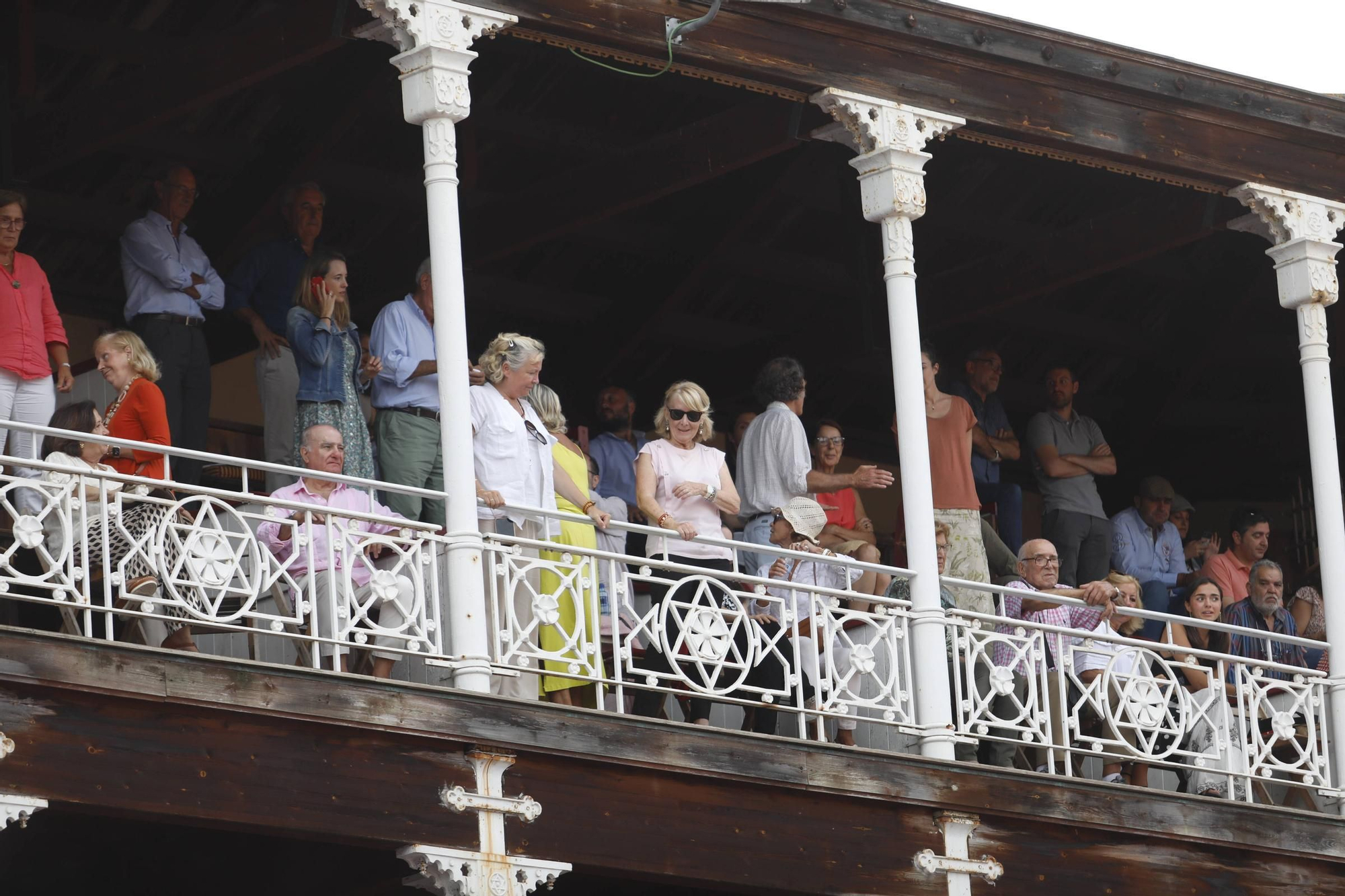 De Espinosa de los Monteros a Esperanza Aguirre: el ambiente en la plaza de toros de Gijón, en imágenes