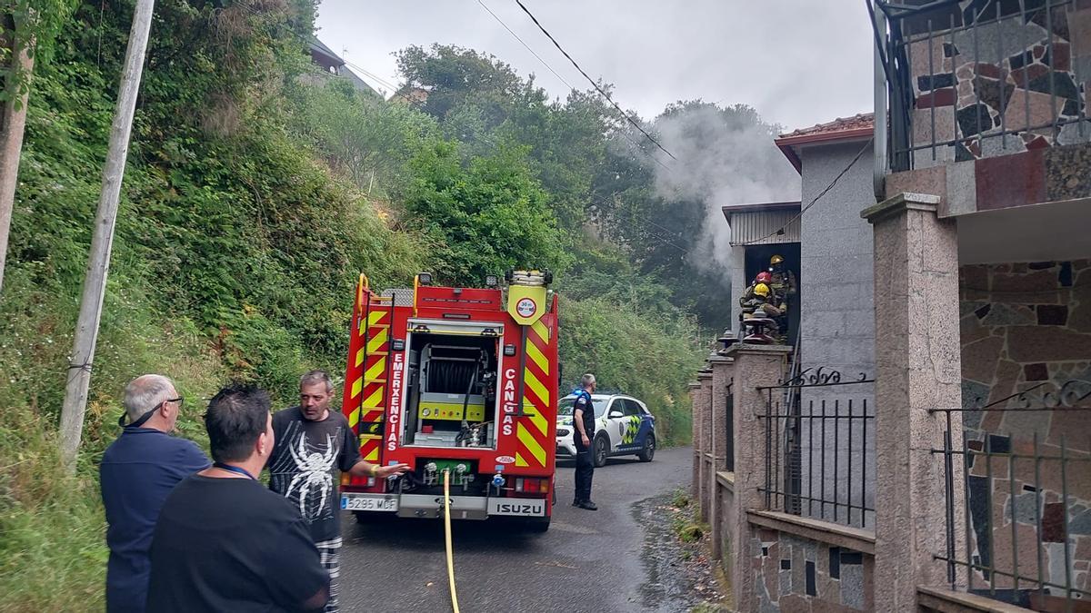 Efectivos de emergencias y vecinos ante la casa incendiada en Areamilla.