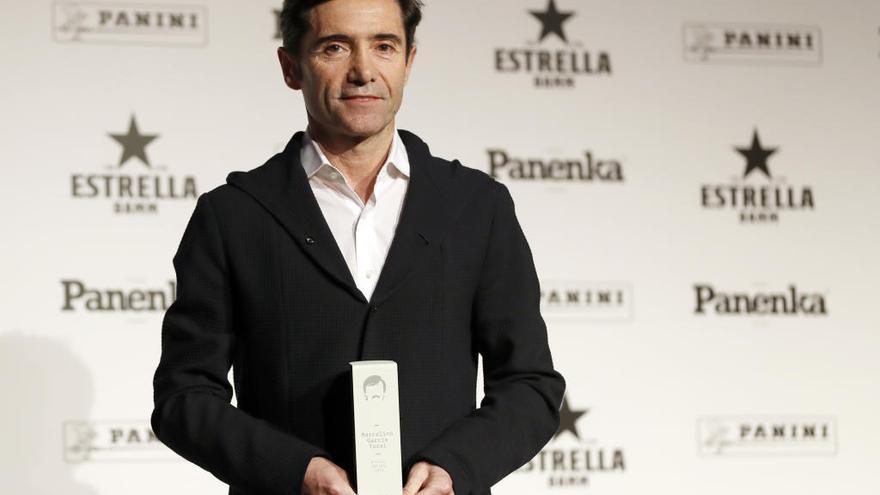 Marcelino posa con el trofeo de la revista Panenka.