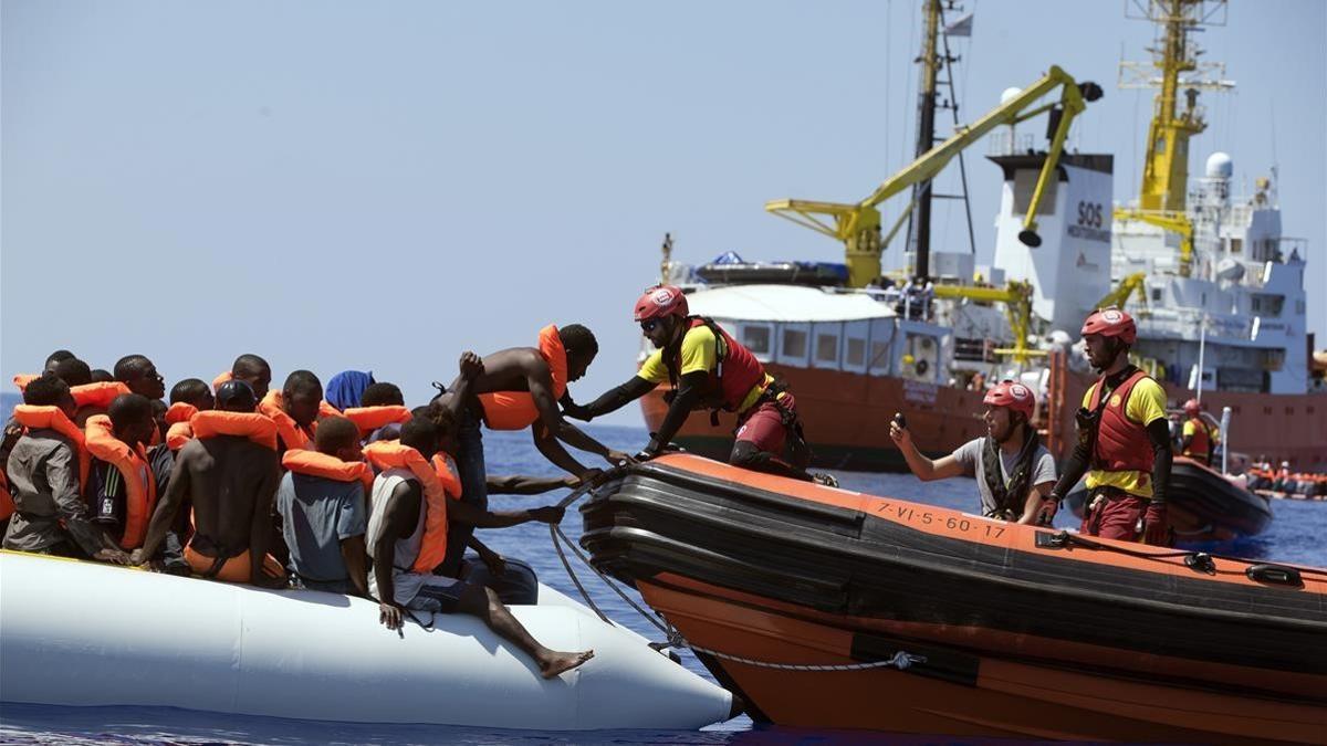 Un barco de la oenegé Activa Open Arms rescata a inmigrantes frente a la costa de Libia, este domingo 27 de agosto.