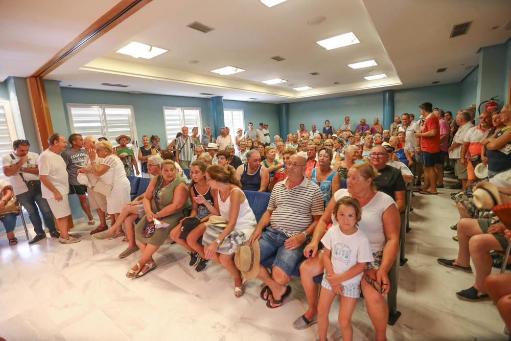 El alcalde de Orihuela Costa escucha las quejas de los vecinos sobre la limpieza