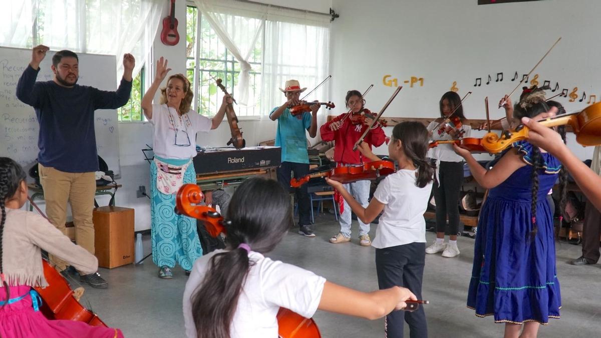 Varios profesores dirigen una clase en un aula de unas de las escuelas de las afueras de Tegucigalpa.