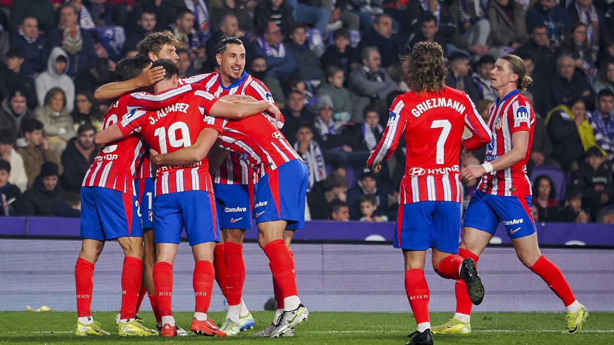 Los jugadores del Atlético de Madrid celebran uno de sus goles durante el partido ante el Real Valladolid.