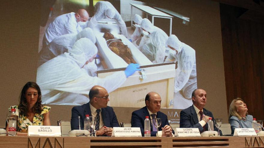 El director del MAN, Andrés Carretero Pérez (2d), junto a los miembros del Hospital Quirón de Madrid, Vicente Martínez de Vega (c), Javier Carrascosa Arranz y Silvia Badillo.