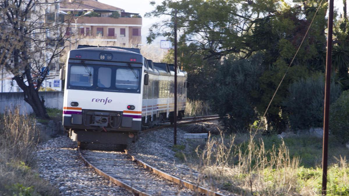 Un tren de la línea Xàtiva-Alcoi a su paso por la capital de la Costera, el pasado mes de marzo.