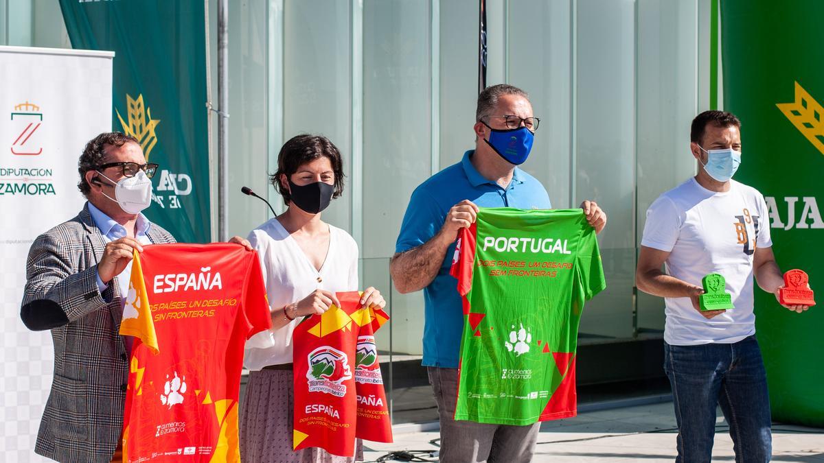 Participantes en el acto de presentación de la Transfronteriza