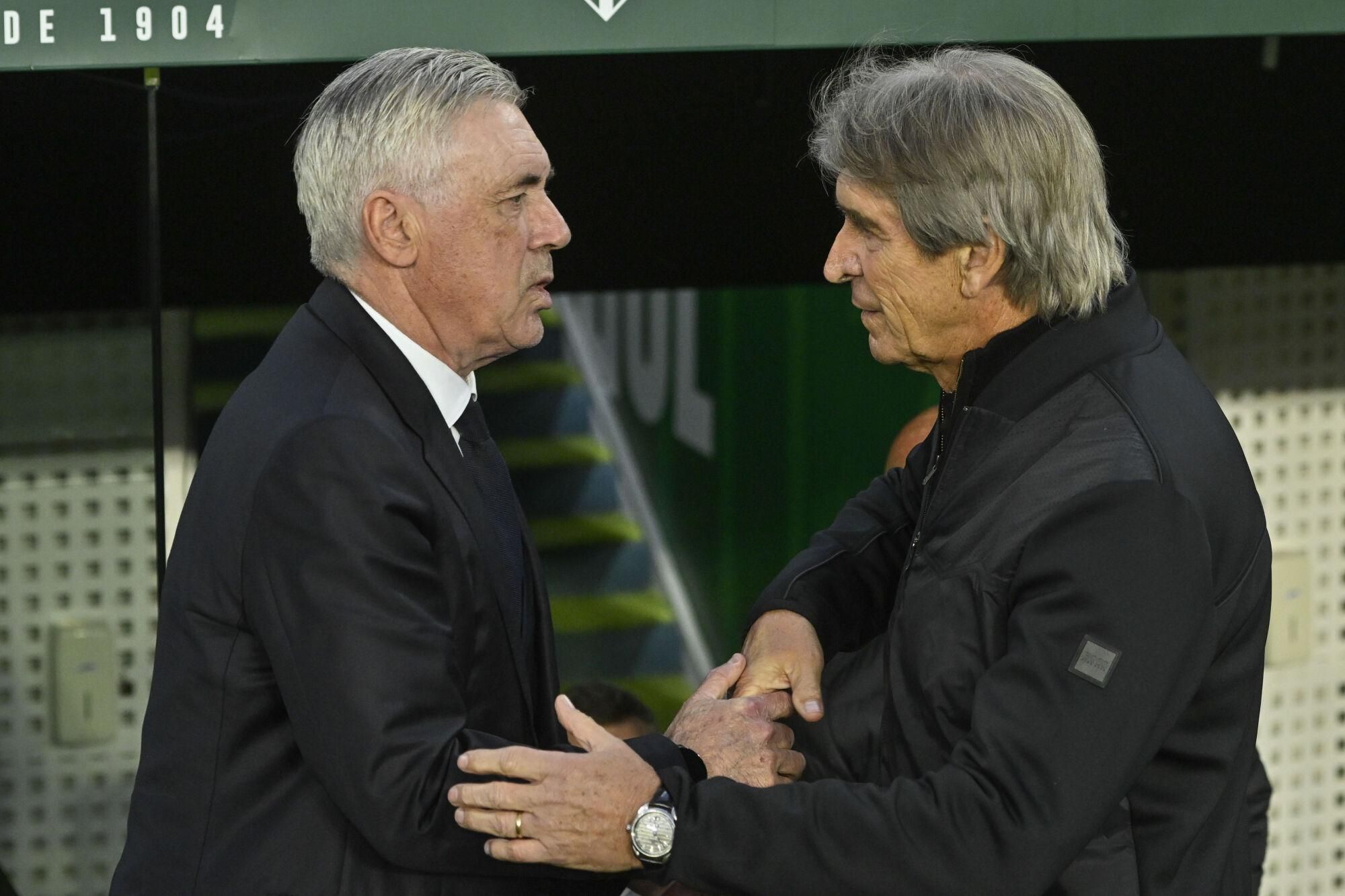 Pellegrini saluda a Ancelotti antes del partido