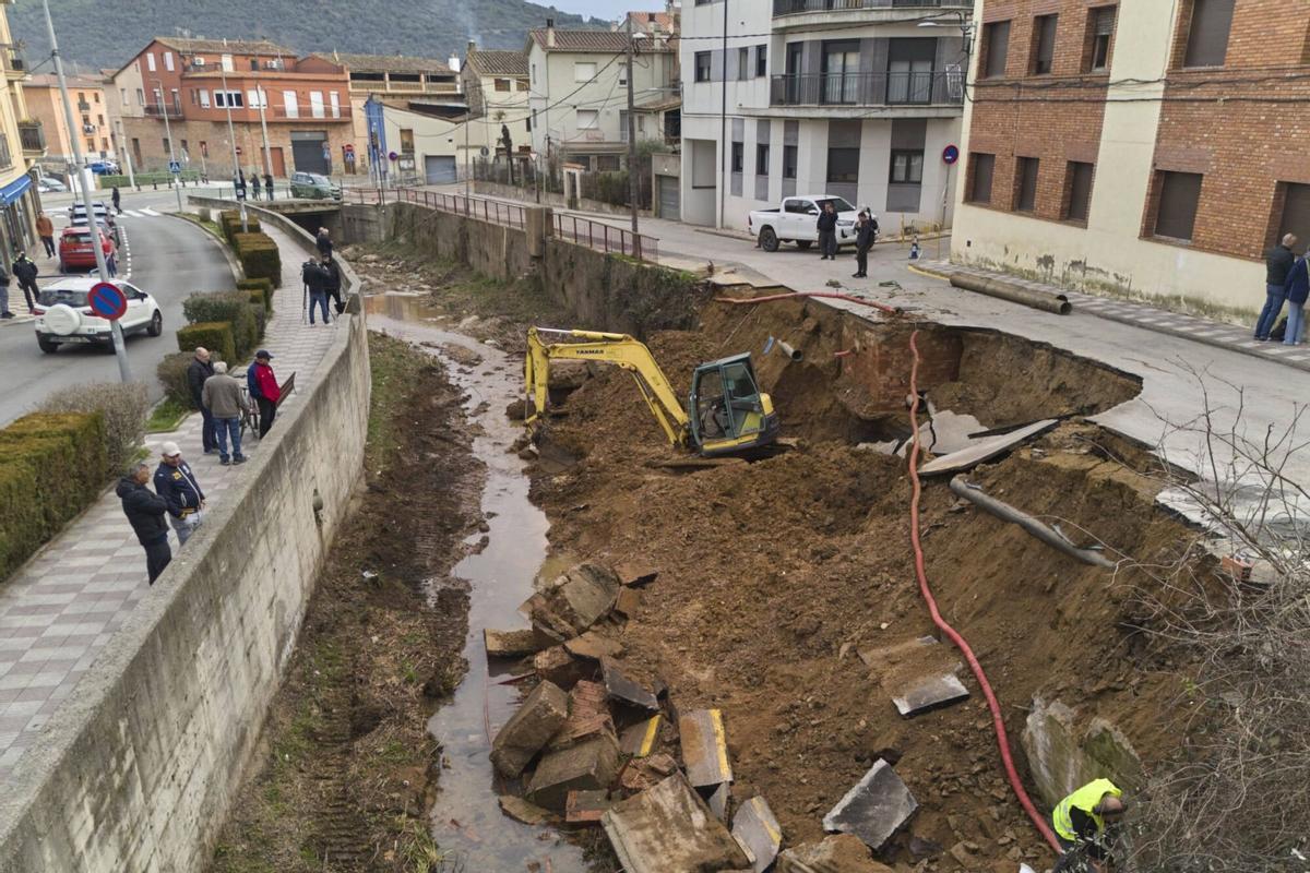 Derrumbe en la población de Anglès que ha dejado el pueblo sin agua