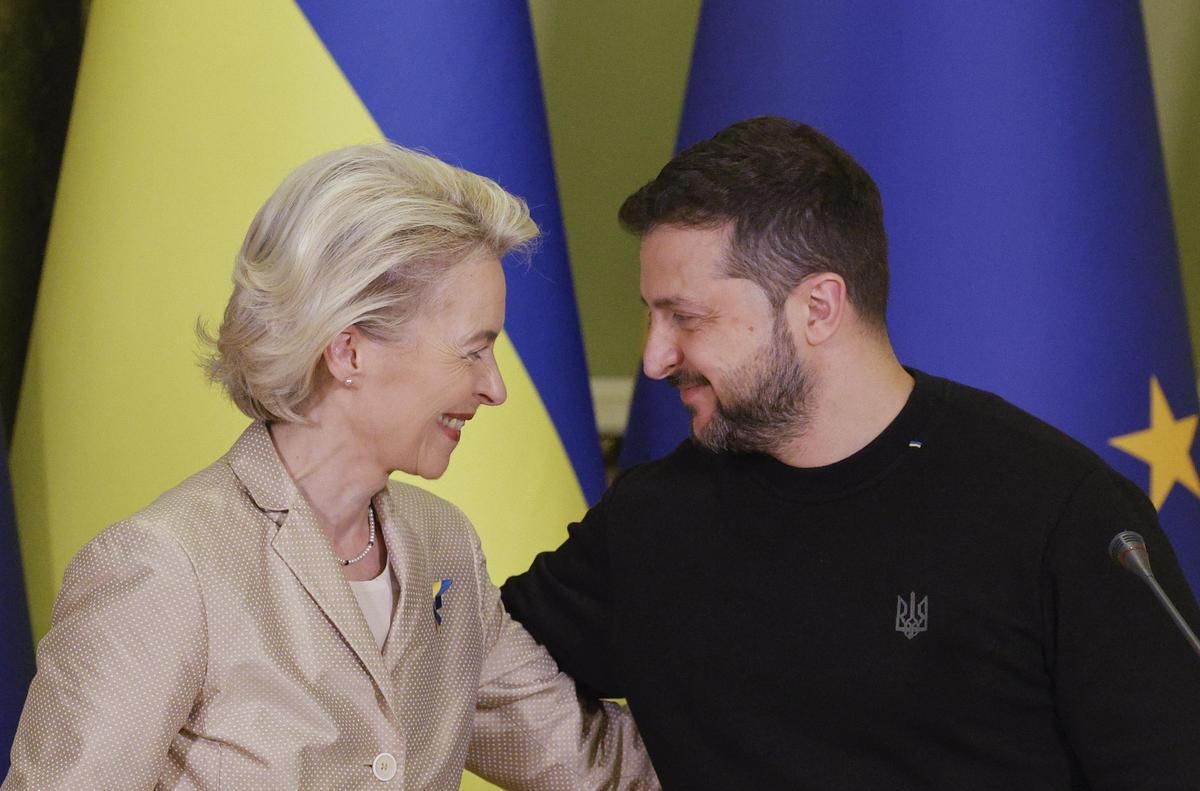 La presidenta de la Comisión Europea, Ursula von der Leyen, y el presidente de Ucrania, Volodímir Zelenski, el pasado 4 de noviembre en Kiev.