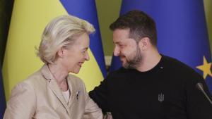 La presidenta de la Comisión Europea, Ursula von der Leyen, y el presidente de Ucrania, Volodímir Zelenski, el pasado 4 de noviembre en Kiev.