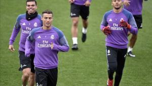 Ronaldo, junto a Pepe y Keylor Navas en el entrenamiento de este viernes en Valdebebas.