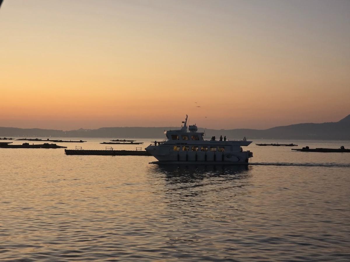 La actividad es intensa en la calles de O Grove, su puerto y sus barcos de pasaje.